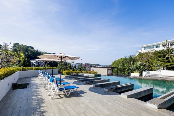 Una piscina al aire libre (de 08:00 a 19:00), sombrillas, tumbonas