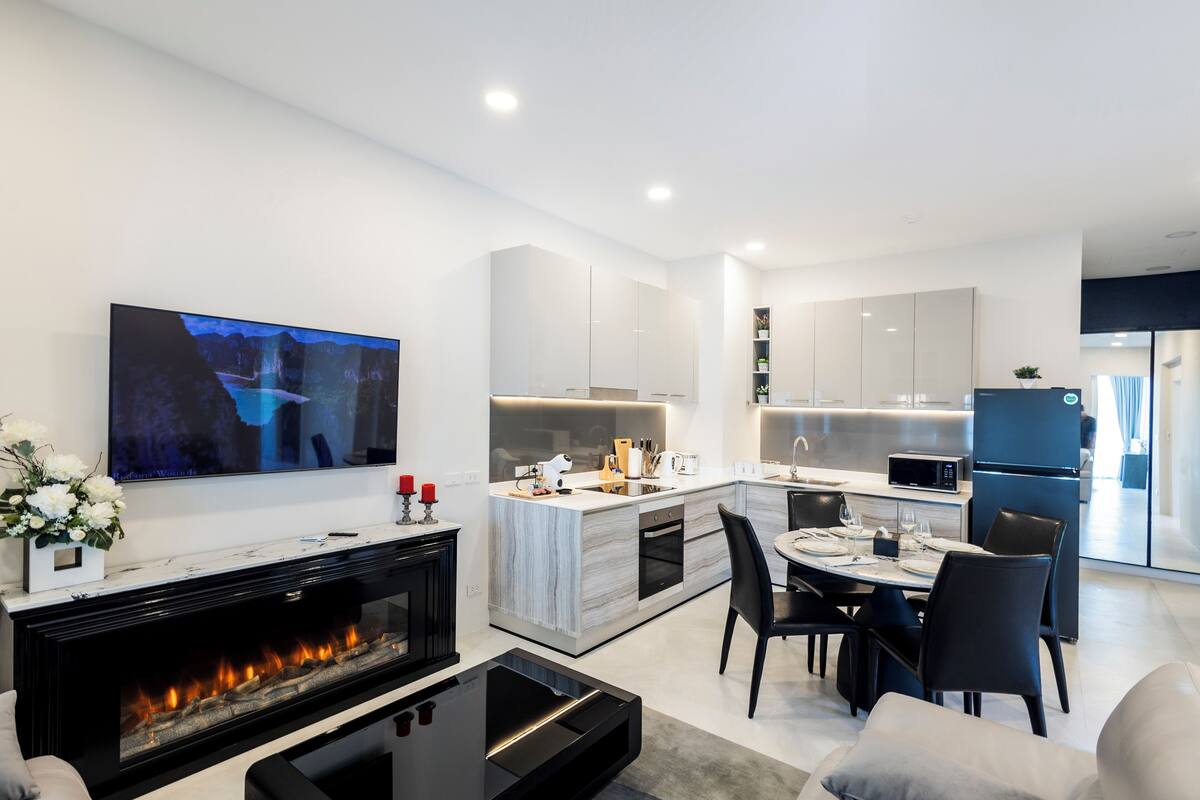 Appartement, 2 slaapkamers, gedeeltelijk uitzicht op zee | Woonruimte | Een 65-inch smart-tv met digitale zenders en een open haard