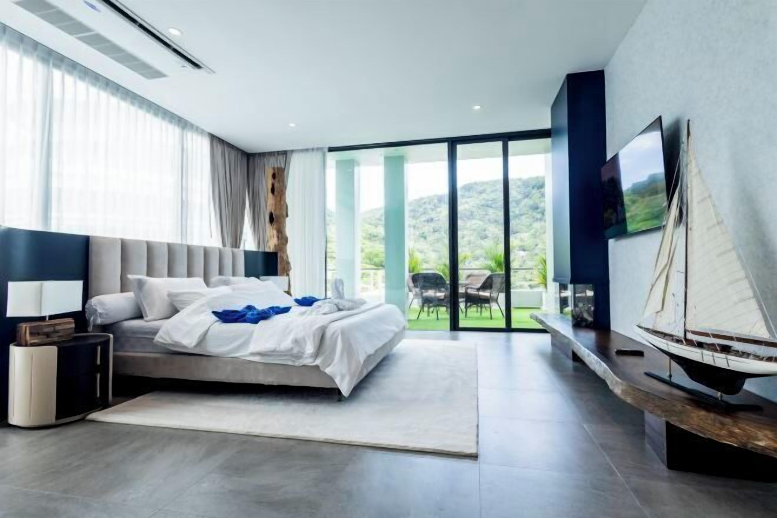 Värdeförvaringsskåp på rummet och mörkläggningsgardiner