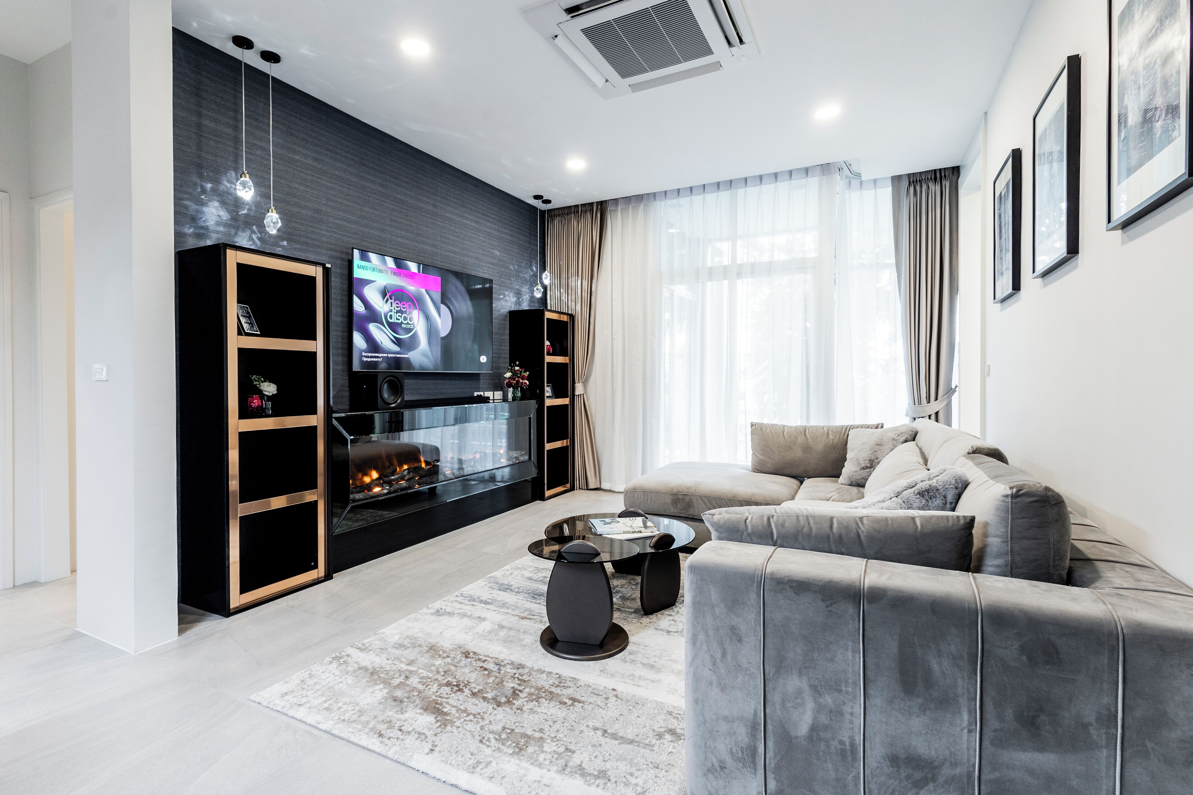 アパートメント 3 ベッドル ーム プライベートプール | リビング エリア | 65 インチのスマートテレビ (デジタル放送視聴可)、暖炉