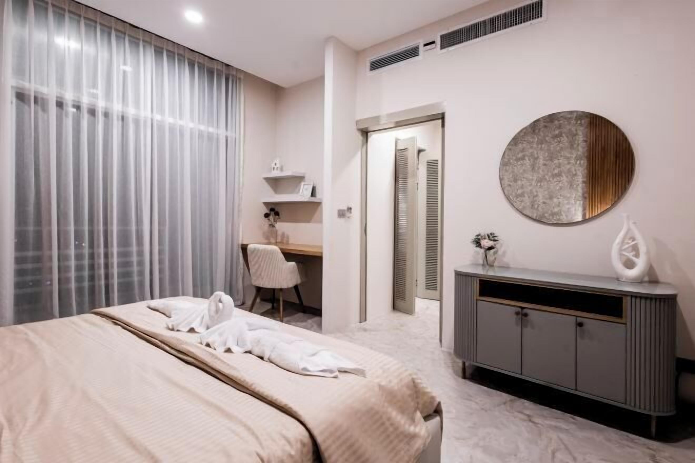 Värdeförvaringsskåp på rummet och mörkläggningsgardiner