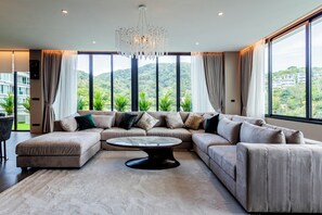 Penthouse, 3 slaapkamers | Woonruimte | Een 65-inch smart-tv met digitale zenders en een open haard