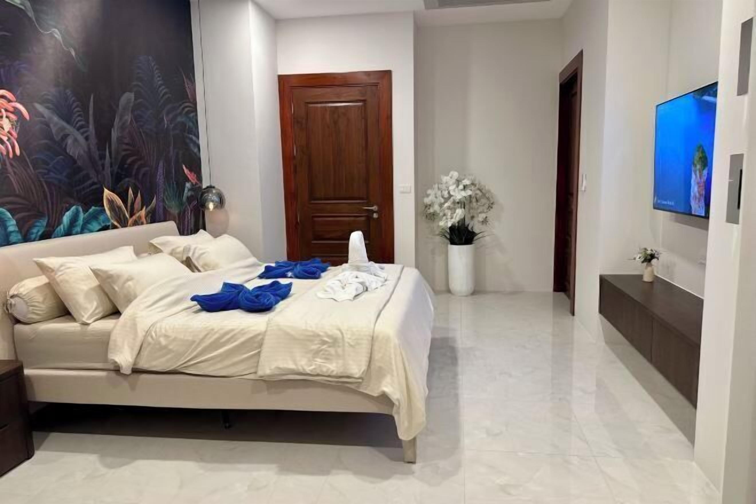 Värdeförvaringsskåp på rummet och mörkläggningsgardiner