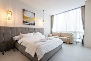 Leilighet, 3 soverom, privat basseng, sjøutsikt | Safe på rommet, blendingsgardiner og strykejern/-brett