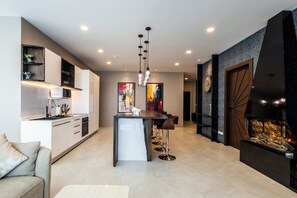 Executive appartement, 3 slaapkamers, uitzicht op zee | Woonruimte | Een 65-inch smart-tv met digitale zenders en een open haard