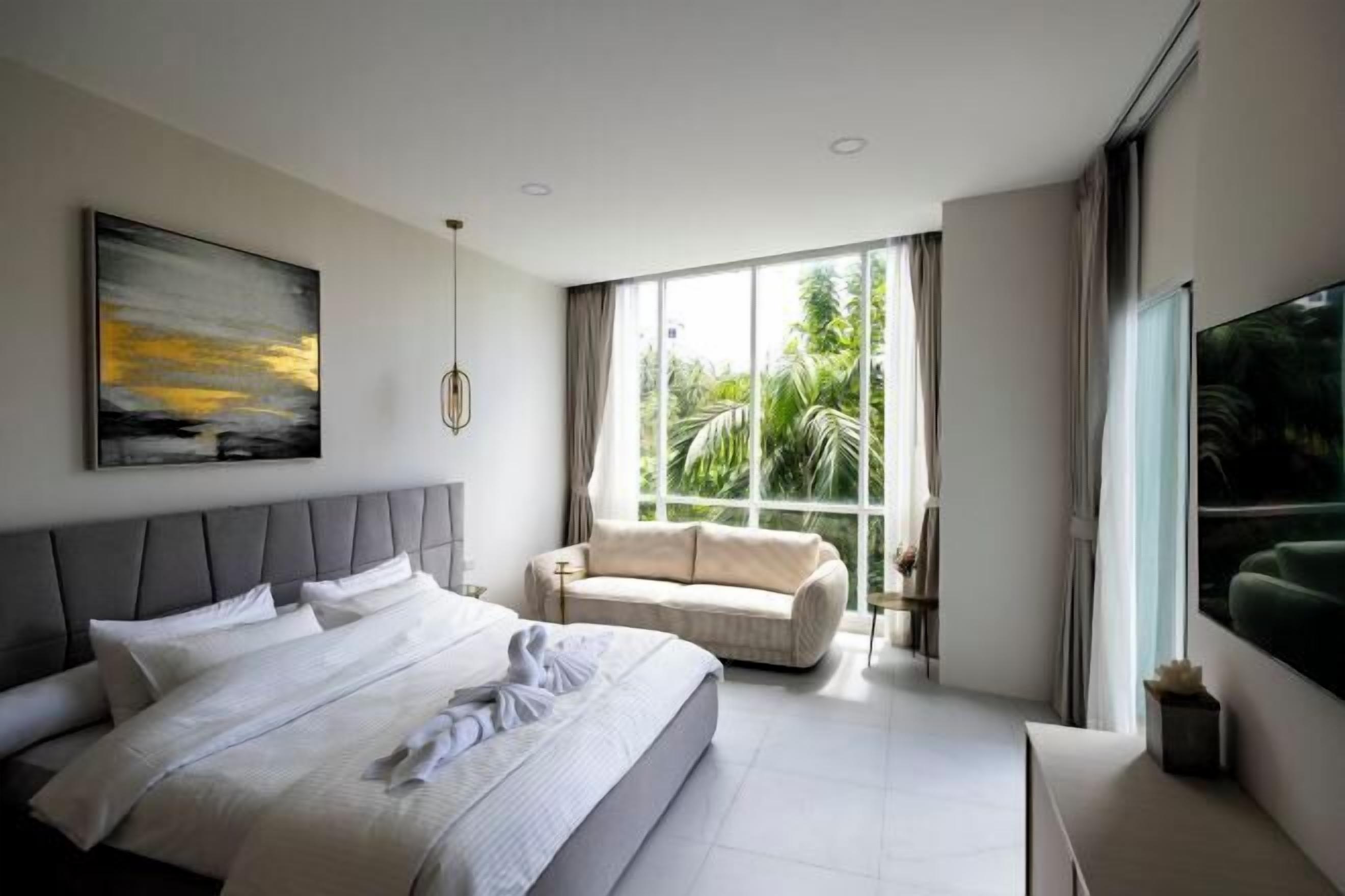 Värdeförvaringsskåp på rummet och mörkläggningsgardiner