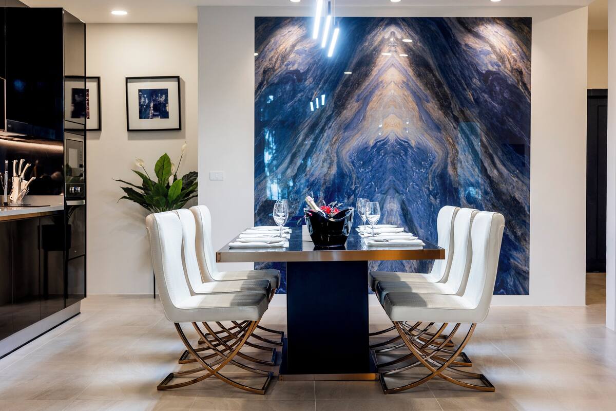 Appartement, 3 slaapkamers, privézwembad | Woonruimte | Een 65-inch smart-tv met digitale zenders en een open haard