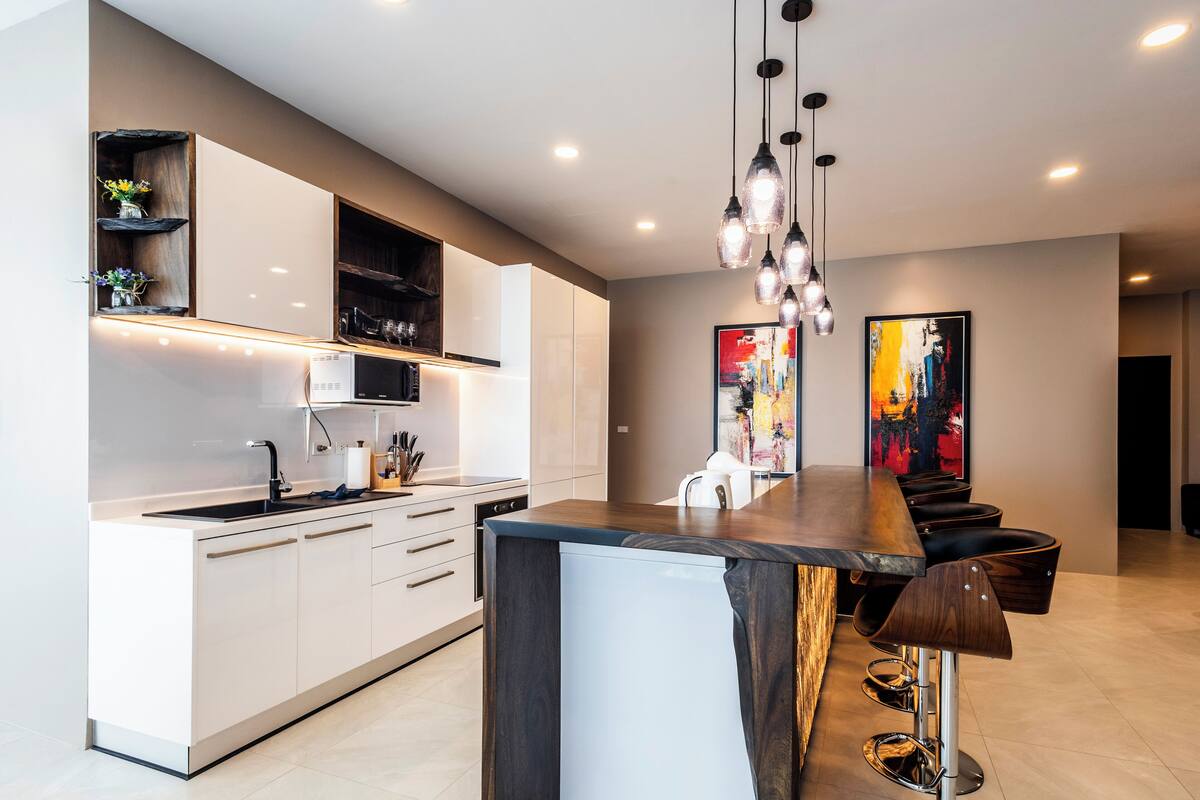 Executive appartement, 3 slaapkamers, uitzicht op zee | Woonruimte | Een 65-inch smart-tv met digitale zenders en een open haard