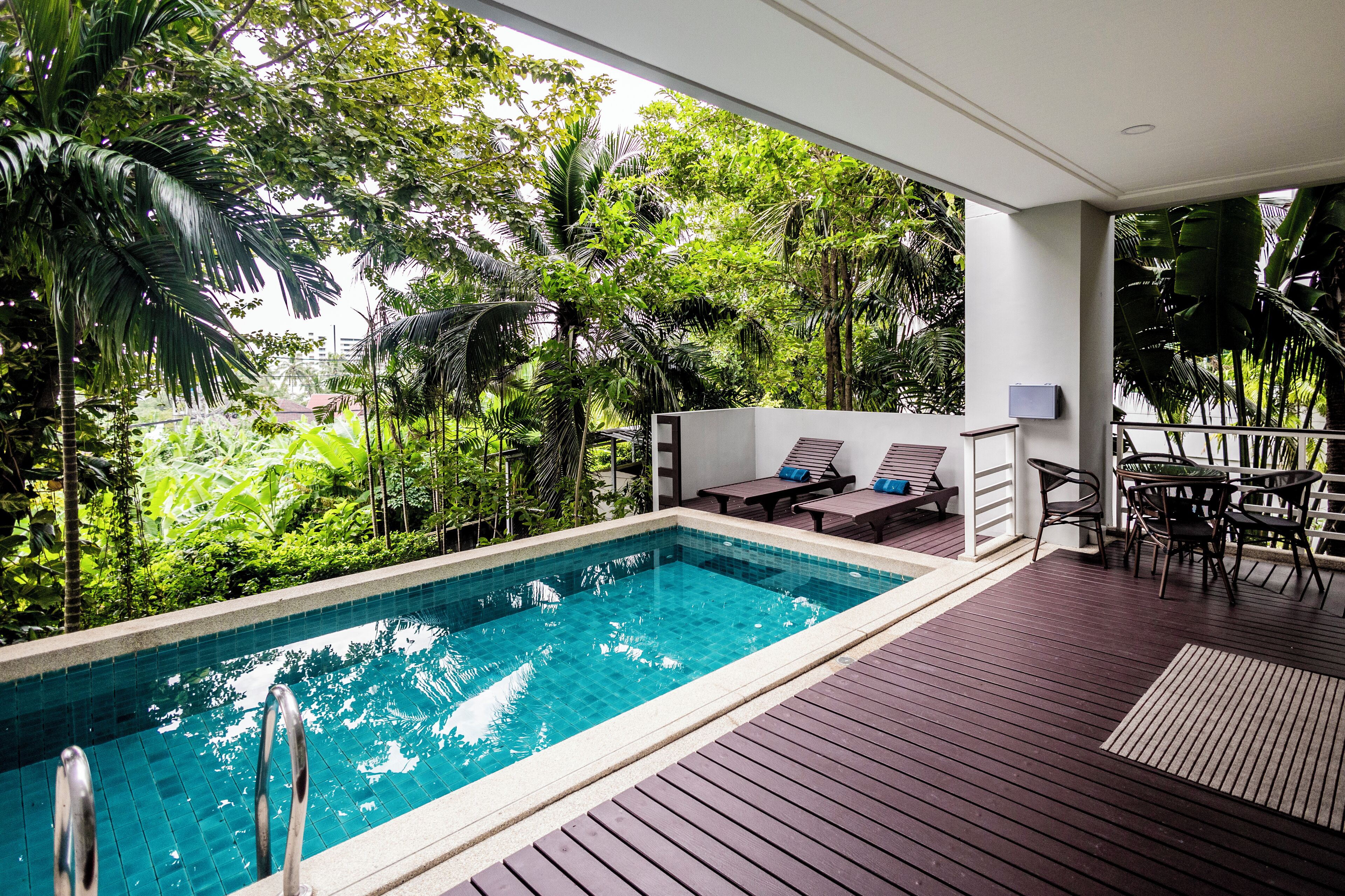 Departamento, 3 habitaciones, alberca privada | Área de sala de estar | Smart TV de 65 pulgadas con canales digitales y chimenea 