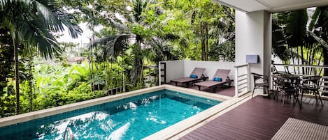 Departamento, 3 habitaciones, alberca privada | Área de sala de estar | Smart TV de 65 pulgadas con canales digitales y chimenea