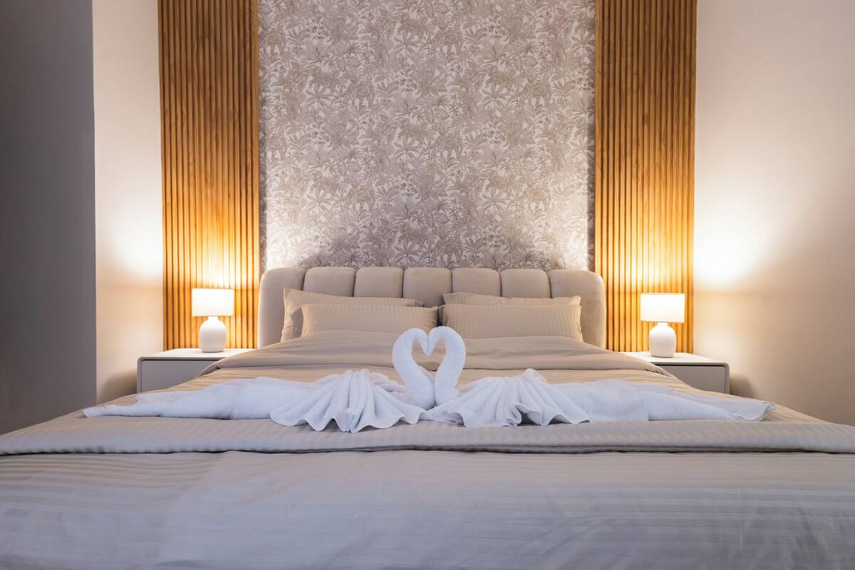 Standaard appartement, 2 slaapkamers, balkon, uitzicht op zee | Een kluis op de kamer, verduisterende gordijnen