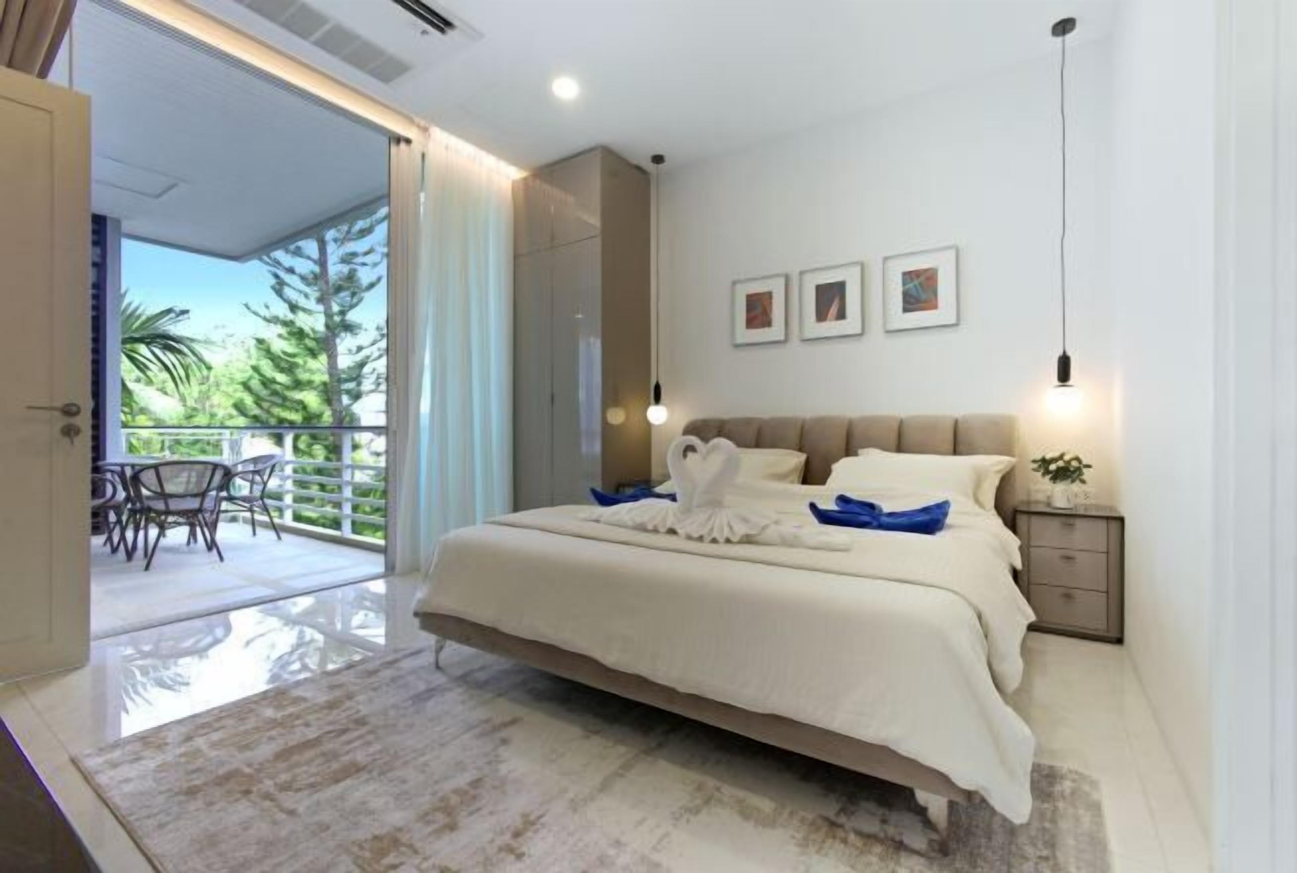 Safe på rommet, blendingsgardiner og strykejern/-brett