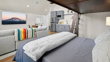 4 bedrooms, desk, iron/ironing board, free WiFi