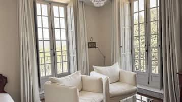 Suite Standar, balkon, pemandangan gunung | 1 kamar tidur, minibar, brankas, dan tirai kedap cahaya