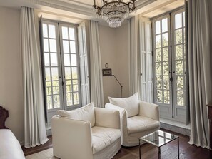 標準套房, 陽台, 山景 | 迷你吧、客房內保險箱、遮光布/窗簾、隔音