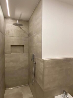 Haartrockner, Bidet, Handtücher, Seife