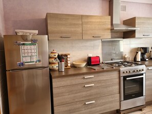 Køleskab, mikrobølgeovn, ovn, kogeplade