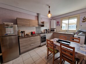 Køleskab, mikrobølgeovn, ovn, kogeplade