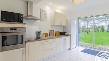 Kühlschrank, Mikrowelle, Ofen, Geschirrspüler