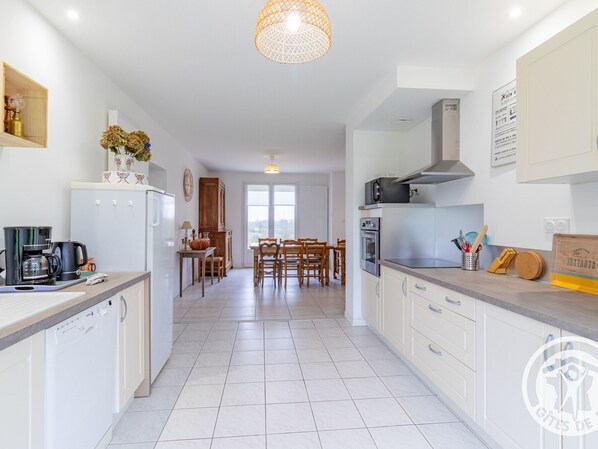 Fridge, microwave, oven, dishwasher - Large family cottage near Puy du Fou, wifi, pets allowed, garden (Les Cerqueux)