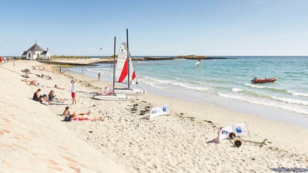 A beach with a sailboat, people relaxing, and a small building in the background. - House in Sarzeau, 3 bedrooms, near beach and shops, pets allowed, internet (Sarzeau)