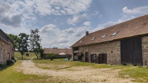 A rural setting with stone buildings, a dirt path, and a grassy area. - Country Escape: Renovated Cottage with Pets Allowed (Saint-Bonnet-de-Four)