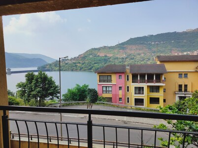 Lakeview 2-bedroom apartment with AC in Lavasa