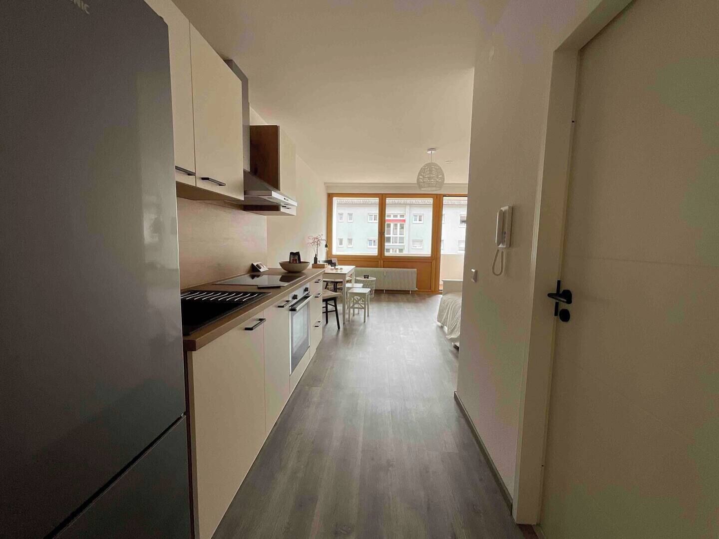 Køleskab, ovn, kogeplade, kaffe-/temaskine