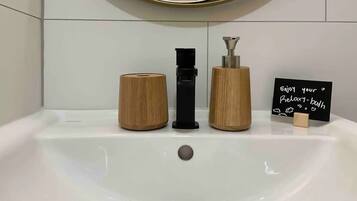 Haartrockner, Handtücher, Seife, Shampoo