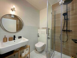 Sèche-cheveux, serviettes fournies, savon, shampoing