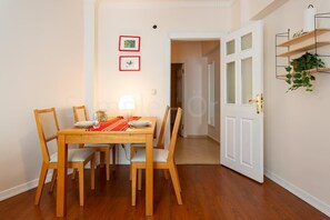 Dining - Konforlu ve Modern 2+1 Daire Next to Metro (Istanbul)