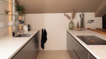 Refrigerador, microondas, horno, placa de cocina