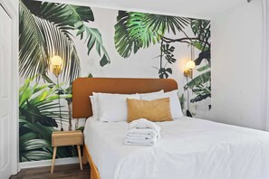 3 bedrooms, iron/ironing board, travel cot, WiFi - Grand Safari House: Hot Tub, Broadway at the Beach (Myrtle Beach)