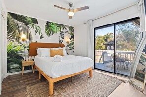 3 bedrooms, iron/ironing board, travel cot, WiFi - Grand Safari House: Hot Tub, Broadway at the Beac (Myrtle Beach)