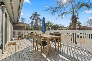 Outdoor dining - Grand Safari House: Hot Tub, Broadway at the Beac (Myrtle Beach)