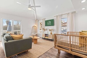 TV - Grand Safari House: Hot Tub, Broadway at the Beach (Myrtle Beach)