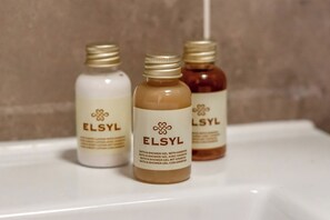 Ducha, secador de pelo, toallas, jabón