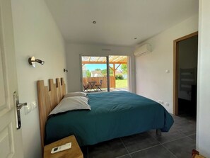 4 bedrooms, travel cot, free WiFi, bed sheets