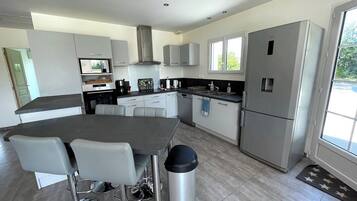 Refrigerador, microondas, horno, placa de cocina