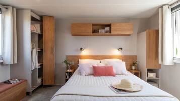 2 bedrooms, iron/ironing board, bed sheets