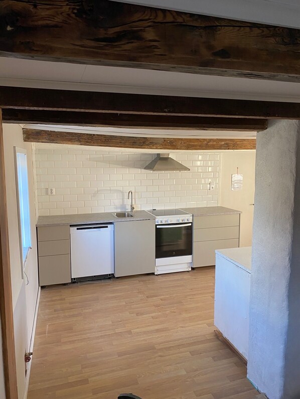 Frigobar, microondas, placa de cocina, silla alta para bebés