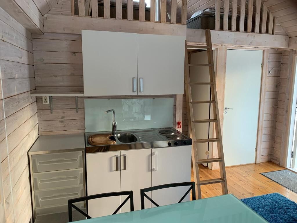 Stuga | Eget kök | Minikylskåp, mikrovågsugn, spishäll och barnstol