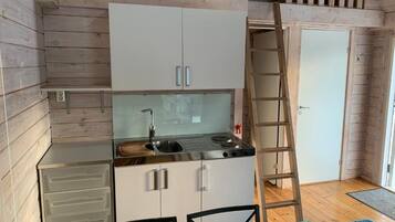 Stuga | Eget kök | MinikylskÄp, mikrovÄgsugn, spishÀll och barnstol