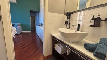 Een haardroger, handdoeken