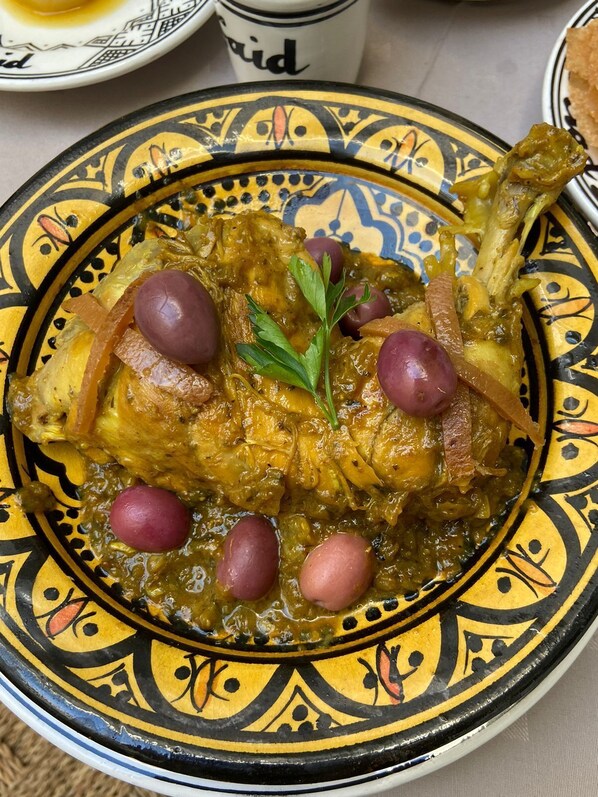 Perinteinen marokkolainen tagine-pata, joka tarjoillaan koristeelliselta lautaselta.