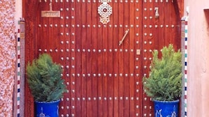 A wooden door with the inscription "Riad Zaid" above it. - Riad Zaid (Marrakech)