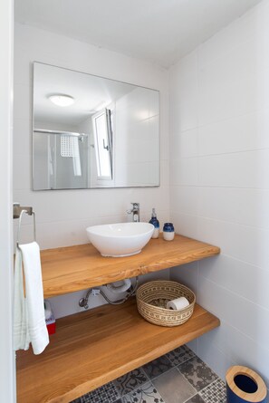 Douche, sèche-cheveux, serviettes fournies, savon