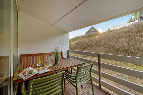 Outdoor dining - Centrally located apartment in Søndervig, renovated in 2025. (Ringkøbing)