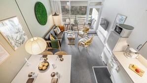 Et moderne køkken med spiseplads, store vinduer og udsigt til det fri.