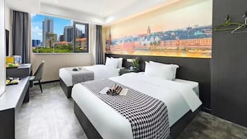 Escritorio, espacio para trabajar con laptop y wifi gratis